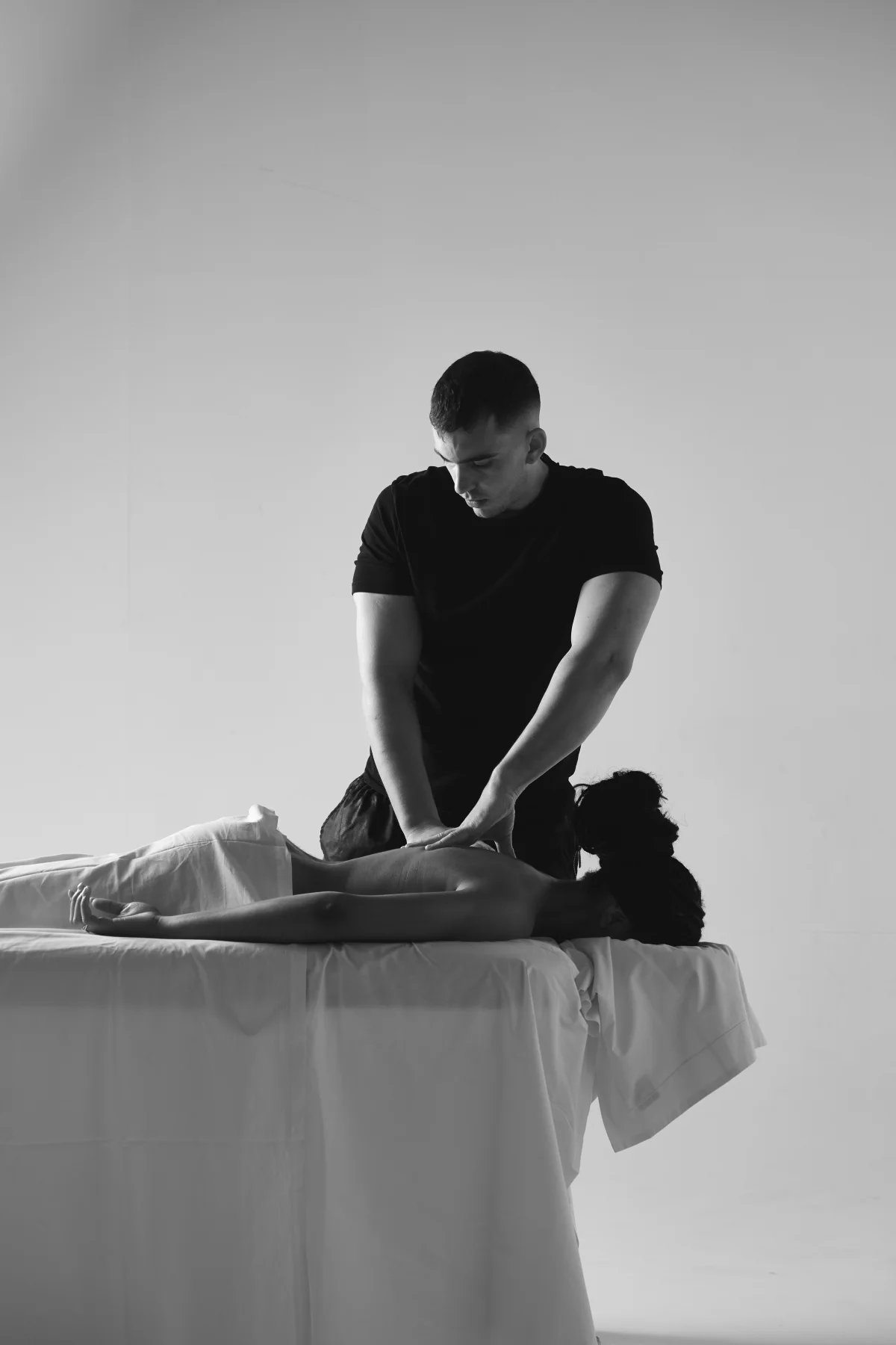 Deep tissue μασάζ κατ’ οίκον στην Αθήνα: αργή πίεση σε βάθος